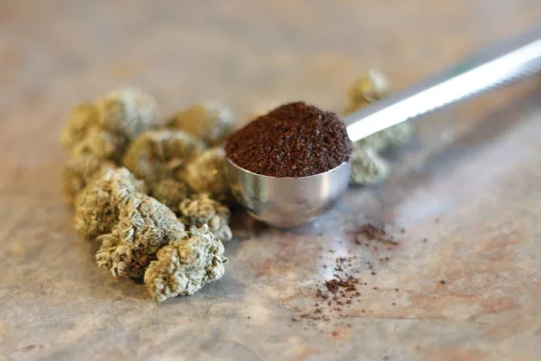 Una cucharada de café al lado de los brotes de marihuana. Concepto de productos infundidos de cannabis . —  Fotos de Stock