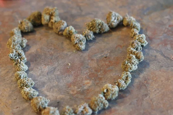 The shape of a heart made out of cannabis buds — Stock Photo, Image