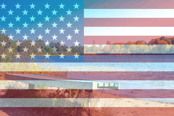 Birleşik Devletler bayrağı sonbaharda bir doğa sahnesinin üzerinde birleşiyor. Amerikan güzelliğinin teması — Stok fotoğraf