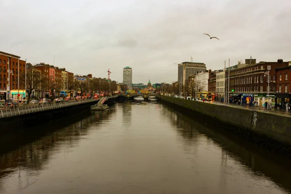 Utsikt över floden Liffey i Dublin Irland en molnig dag — Stockfoto