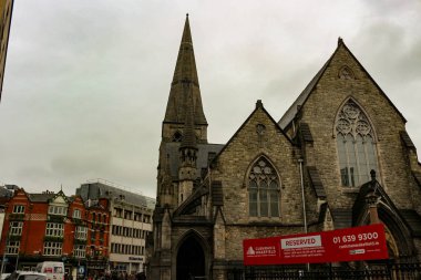 18 Şubat 2018, Dublin İrlanda: Yağmurlu ve bulutlu bir günde ikonik Dublin Şatosu manzarası. Burası popüler bir turizm merkezi.