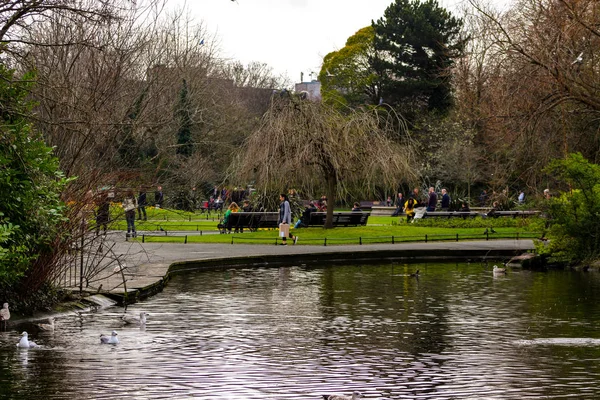 Zenekar Stephen 's Green Park Dublinban — Stock Fotó