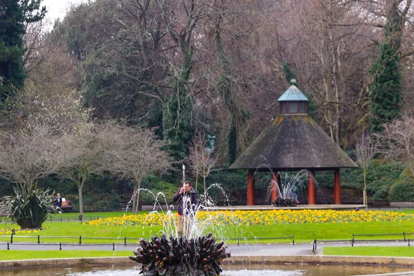 Dublin Irlanda, 19 de fevereiro de 2018: Vista de St Stephens verde em Dublin, uma bela área para caminhar e relaxar . — Fotografia de Stock