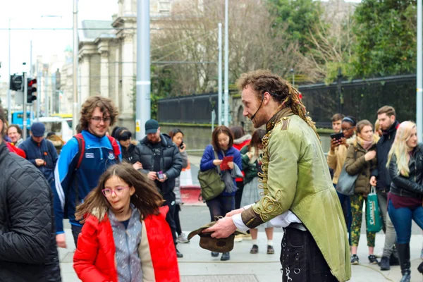 Dublin İrlanda, 19 Şubat 2018: Sokak performansından sonra para toplayan bir adamın editör fotoğrafı.