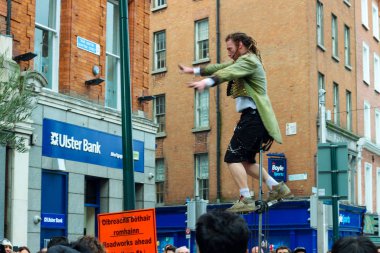 Dublin Irelandd, 19 Şubat 2018 Grafton caddesinde tek tekerlekli bisikletiyle bahşiş için çalışan bir sokak sanatçısı..