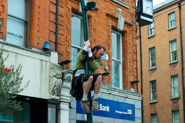 Dublín Irlanda, 19 de febrero de 2018: Un artista callejero finaliza su actuación en Irlanda . — Foto de Stock
