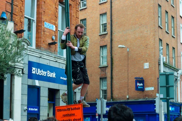 Dublín Irlanda, 19 de febrero de 2018: Un artista callejero finaliza su actuación en Irlanda . — Foto de Stock