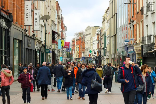 Dublín Irlanda, 19 de febrero de 2018: Gran grupo de personas caminando por Dame St. Esta calle es el hogar de muchos negocios y cerca de Trinity . — Foto de Stock