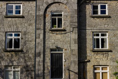 Kilkenny İrlanda 'da genel bir bina, bir sürü pencere.