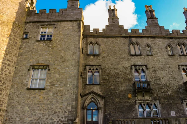 Kilkenny Ireland, 20 de enero de 2018: Fotografía editorial del famoso Castillo de Kilkenny. Este es un antiguo castillo situado justo en Kilkenny Irlanda. Un destino turístico popular . — Foto de Stock