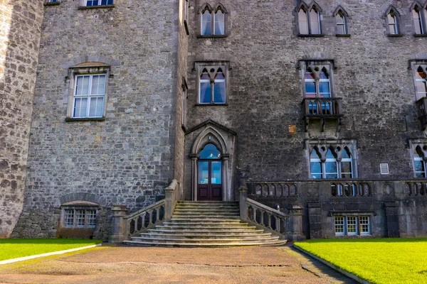 Kilkenny Ireland, 20 de janeiro de 2018: Fotografia editorial do famoso Castelo de Kilkenny. Este é um antigo castelo situado em Kilkenny, Irlanda. Um destino turístico popular . — Fotografia de Stock