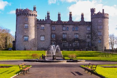 20 Şubat 2018, Kilkeny İrlanda: Kilkenny Castle 'ın editör fotoğrafı. İrlanda 'nın Kilkenny kasabasının tarihi simgesi.