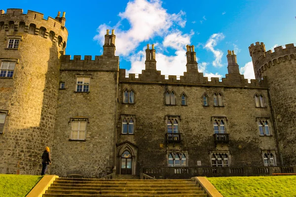 20 de fevereiro de 2018, Kilkenny Ireland: Kilkenny Castle. Marco histórico na cidade de Kilkenny, na Irlanda — Fotografia de Stock