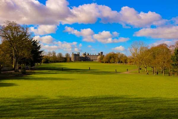 Kilkenny Ireland, 20 de fevereiro de 2018: Uma vista da distância do Castelo de Kilkenny — Fotografia de Stock