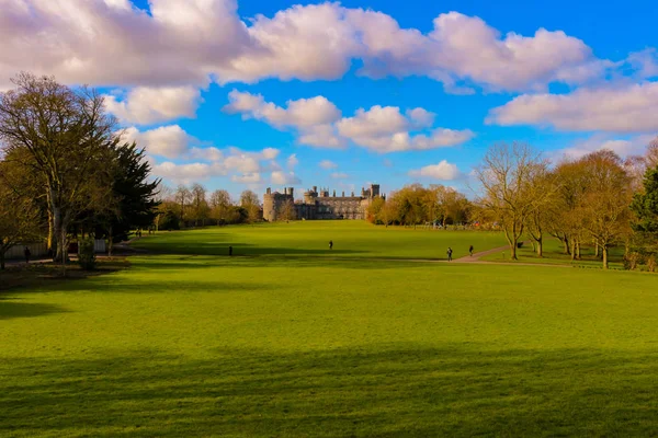 Kilkenny Ireland, 20 de fevereiro de 2018: Uma vista da distância do Castelo de Kilkenny — Fotografia de Stock