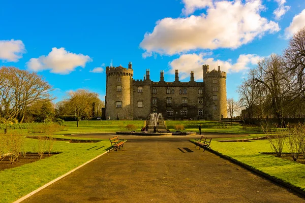 20 de fevereiro de 2018, Kilkenny Ireland: Kilkenny Castle. Marco histórico na cidade de Kilkenny, na Irlanda — Fotografia de Stock