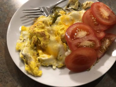 Sağlıklı ve sağlıklı bir kahvaltı ve iki haşlanmış yumurta için kasede yulaf ezmesi..