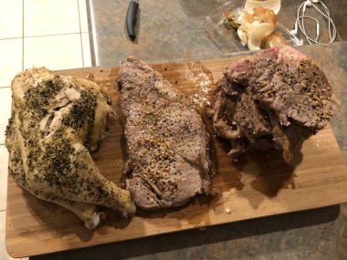 Etçil diyet konsepti. Çiğ tavuk eti, sığır eti, kıyma ve hindi, koyu arka plan, üst manzara, düz yatak. Etçil diyet konsepti. Çiğ tavuk eti.