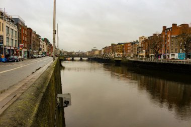 Hapenny Köprüsü 1816 'da İrlanda' nın Dublin şehrinde Liffey Nehri üzerinde inşa edilmiş..