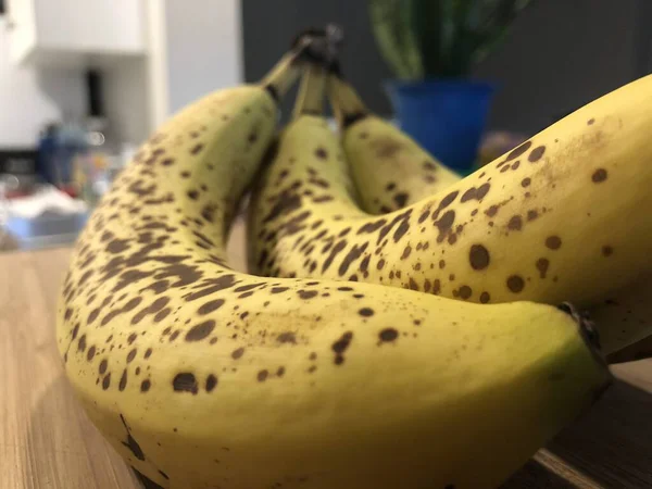 Banana isolada no fundo branco . — Fotografia de Stock