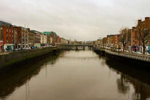 Ha 'penny Bridge är gångbro byggd 1816 över floden Liffey i Dublin, Irland. — Stockfoto