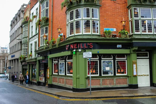 Dublin Ireland, February 18 2018: Editorial photo of O'neils bar in Dublin Ireland.一个受欢迎的酒吧. — 图库照片
