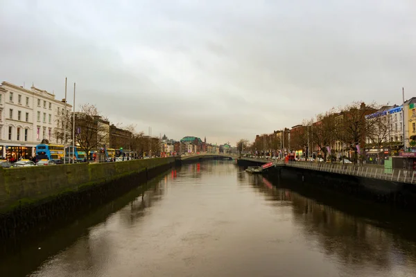 Ha 'penny Bridge gyalogos híd épült 1816-ban folyó felett Liffey Dublinban, Írország. — Stock Fotó