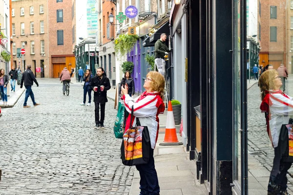 18 de febrero de 2018, Dublín, Irlanda: Fotografía editorial de mujeres turísticas que toman fotos en terrenos iris.. — Foto de Stock