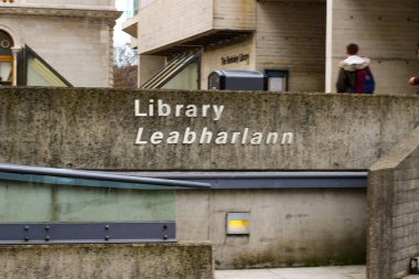 Dublin İrlanda, 18 Ocak 2018: Trinity Koleji 'ndeki kütüphane tabelasının editör fotoğrafı