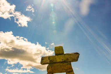 16 Haziran 2018, Whistler Canada: Whistler Dağı 'nın tepesindeki bir Inukshuk' un editör fotoğrafı. Zirveye tırmandığın yer burası..
