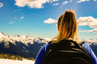Kanada seyahat. En yüksek dağ cliff kar karşı kadın şapkalı.