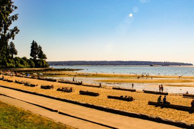 Üçüncü Plaj - Vancouver, Kanada. Kanada, Vancouver 'daki Stanley Park' taki üçüncü plaj. Kuzey Kıyısı Görünümü