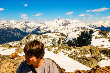 Maceracı adam sırt çantasıyla dağda geziyor, açık havada.