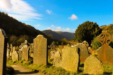 Glendalough 'daki Aziz Kevin manastırı kuleleri ve Kelt haçlarıyla ünlüdür.