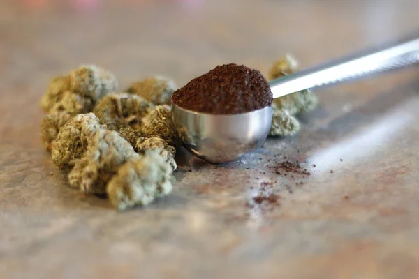 Una cucharada de café al lado de los brotes de marihuana. Concepto de productos infundidos de cannabis . — Foto de Stock