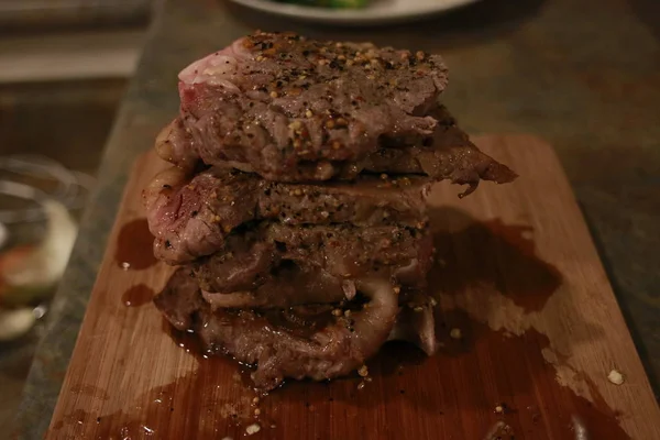 Tranches de steak sur une fourchette à viande concept de régime carnivore — Photo