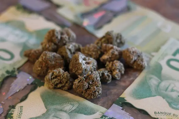 Μαριχουάνα και καναδικά χρήματα σε έναν πάγκο από γρανίτη — Φωτογραφία Αρχείου