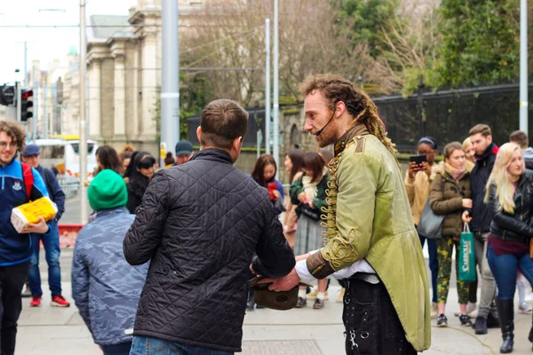 Dublín Irlanda, 19 de febrero de 2018: Foto editorial de un hombre recogiendo dinero después de una actuación en la calle . — Foto de Stock