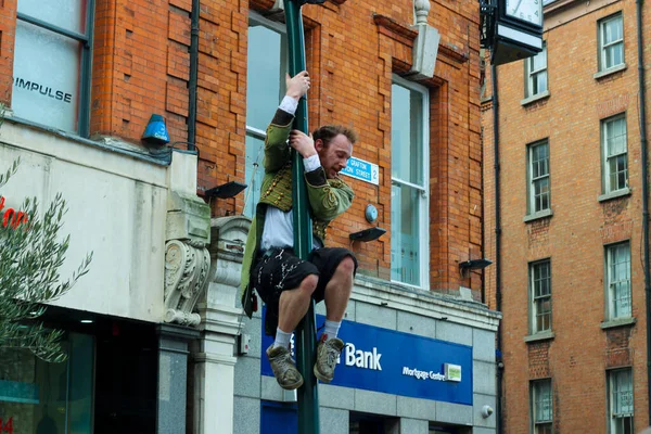 Dublín Irlanda, 19 de febrero de 2018: Un artista callejero finaliza su actuación en Irlanda . — Foto de Stock