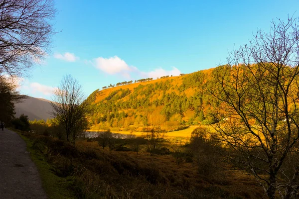 Un sentiero lungo le montagne malfamate in Irlanda — Foto Stock