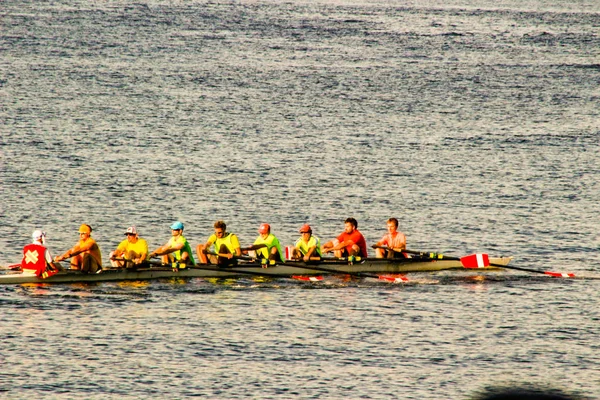 18 de junho de 2018, Vancouver Canada: Foto editorial de um barco de linha na água fora do parque de stanley caminho a pé. Remo é popular em Vancouver — Fotografia de Stock