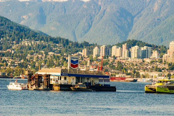 VANCOUVER, CANADA - 18 de junho de 2018: Posto de gasolina Chevron localizado no porto de Vancouver, BC, com aterrissagem Burrard em segundo plano . — Fotografia de Stock