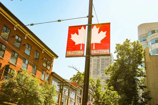 Kanada bayrağı False Creek ve Vancouver, Kanada Burrard street Köprüsü manzarasına önünde.. — Stok fotoğraf