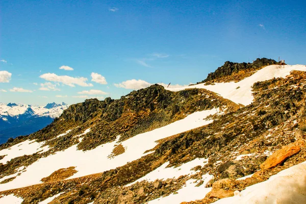 Vista panoramica della pittoresca montagna Robson e pineta in estate, montagne rocciose canadesi, Columbia Britannica. Canada . — Foto Stock