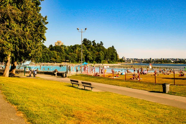 Third Beach - Vancouver, Kanada. Harmadik strand a Stanley Park mentén Vancouverben, Kanadában. Kilátás az északi partra — Stock Fotó