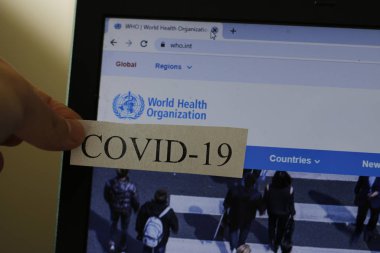 Londra Kanada, Mart 01 2020: Dünya Sağlık Örgütü logosu önünde Covid-19 virüsünün etiketinin editör resimli fotoğrafı
