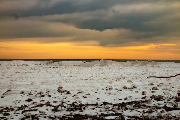 冬季的落日 位于安大略省斯坦利港的湖畔 — 图库照片