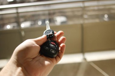 Londra Kanada, 5 Mart 2020: Otoparka doğru Chevrolet anahtarı tutan birinin editoryal resimli fotoğrafı. araba çalıştırma ve sürüş teması