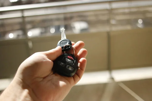 London Canada, 5 mars 2020 : photo illustrative éditoriale d'une personne tenant une clé Chevrolet vers un stationnement. Démarrage de la voiture et conduite — Photo