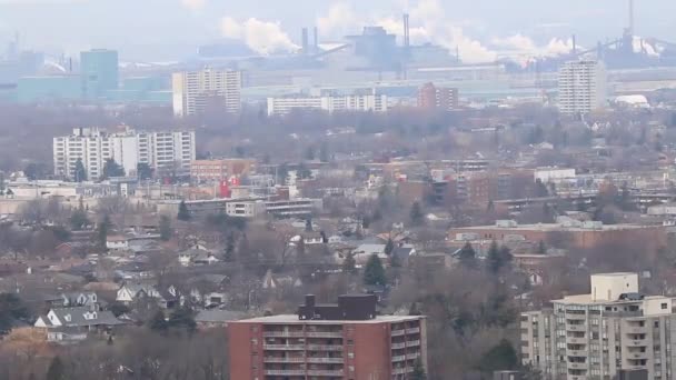 Video kouřových komínů nad městem Hamilton. Hamilton je známý svým průmyslem. — Stock video